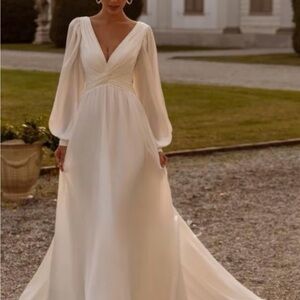 NEW Chic and Elegant Wedding gown in Chiffon